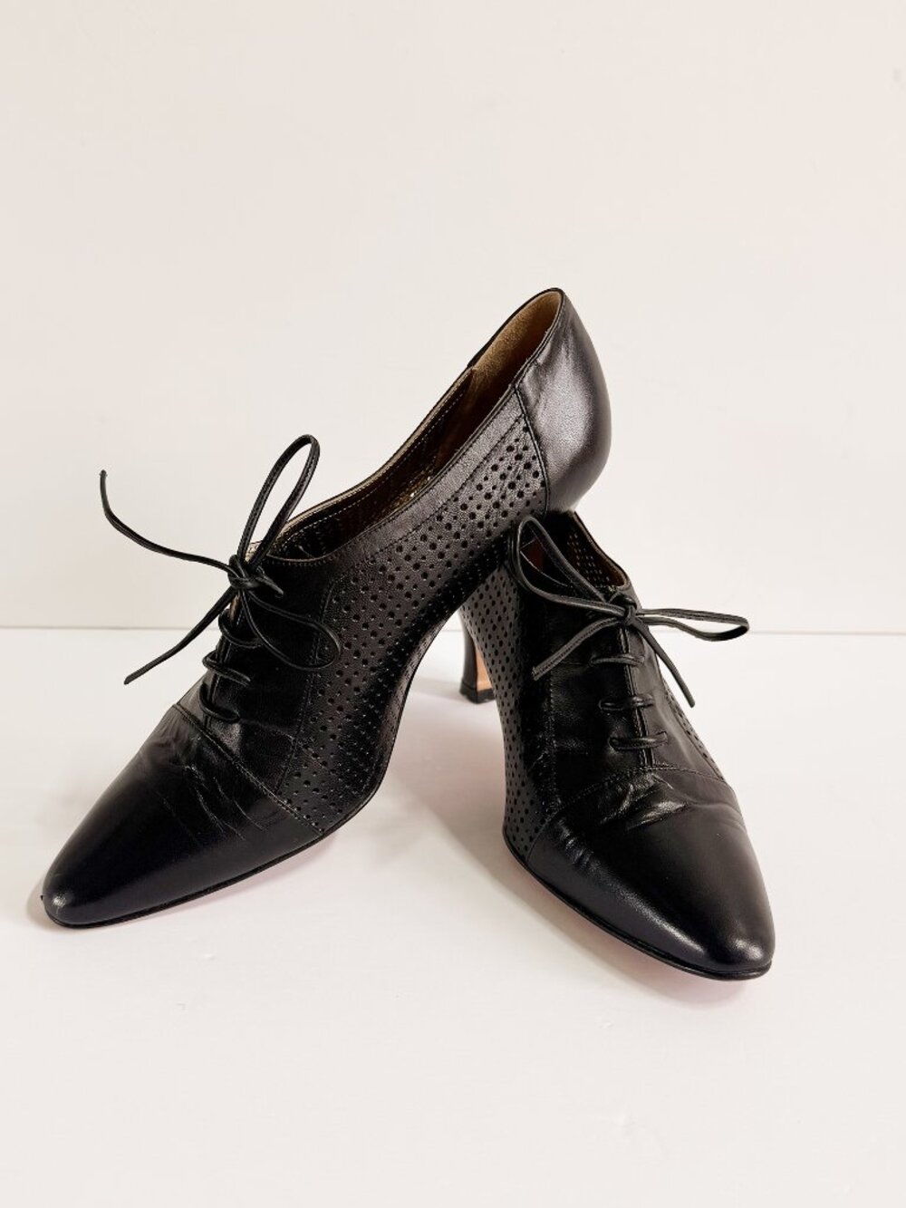 Vintage Gucci Black Leather Perforated Oxford Kitten Heels Lace Up Pumps Made in
